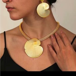 Gold shell necklace set with earrings